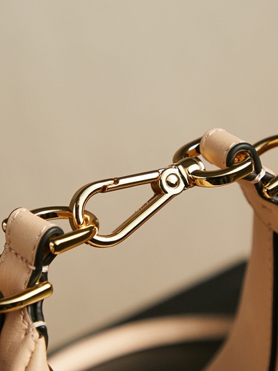 フェンディバッグ角部分ディテール